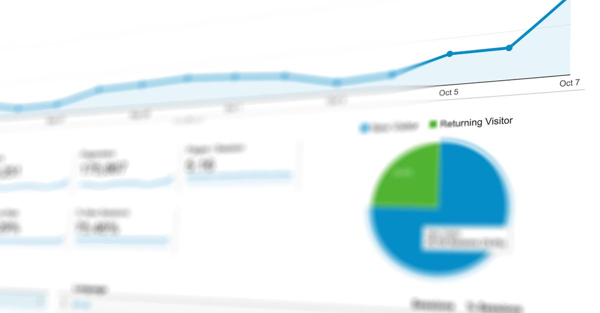 Visualización abstracta de analítica de datos con gráficos y cifras en una pantalla.